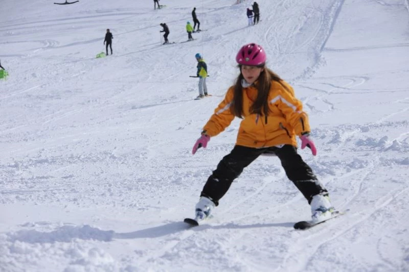 Göl manzaralı Hazar Baba Dağı’nda kayak keyfi başladı
