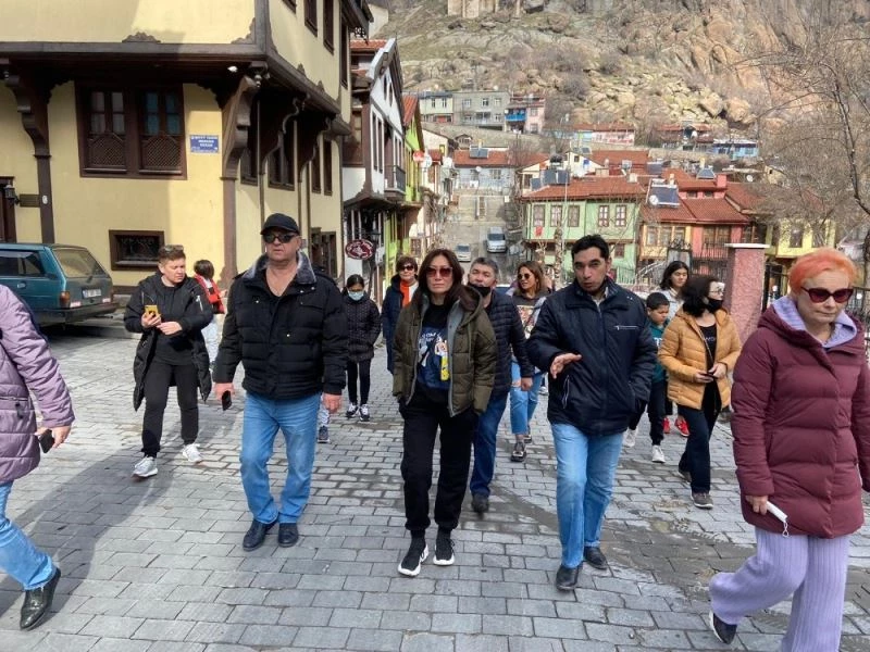 Ruslar bu hafta da Afyonkarahisar’ın tarihi sokaklarını boş bırakmadı
