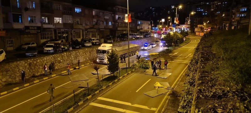 Alaplı’da seyir halindeki tırdan 10 tonluk levha saçlar yola savruldu
