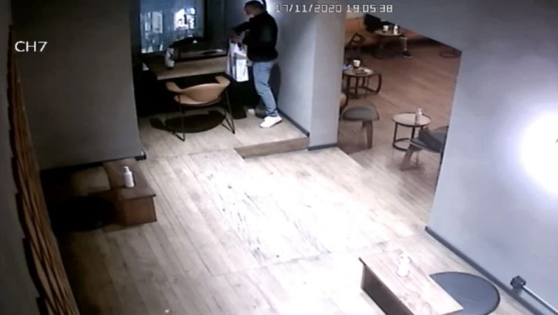 (Özel) Taksim’de genç kıza kafeteryada hırsızlık şoku
