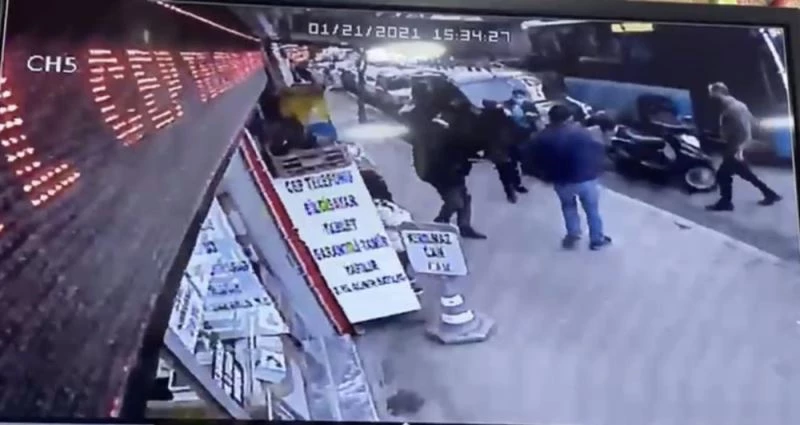 (Özel) İstanbul’un göbeğinde esnafın yankesiciyi yakaladığı anlar kamerada
