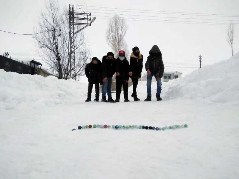 Yüksekova’da çocukların kar üstünde misket keyfi
