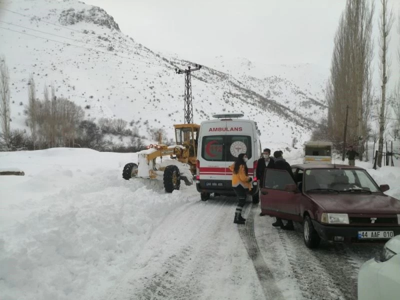 Diyaliz hastası, karlı yol açılarak hastaneye yetiştirildi
