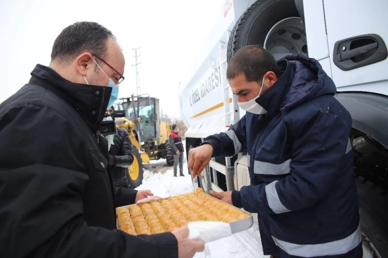 Elazığ’da karla mücadele ekiplerine validen baklavalı ziyaret
