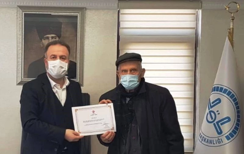 Vefat eden oğlu için su kuyusu açtırıyor
