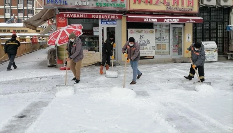 Sokakların sessizliğe büründüğü Bayburt’ta belediye ekiplerinden karla mücadele çalışması
