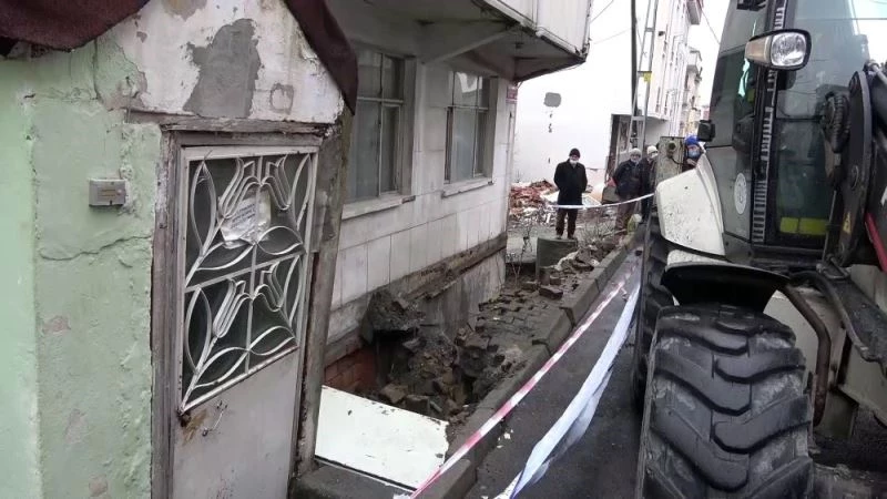 (Özel) Arnavutköy’de kaldırım çöktü, bir bina boşaltılarak mühürlendi
