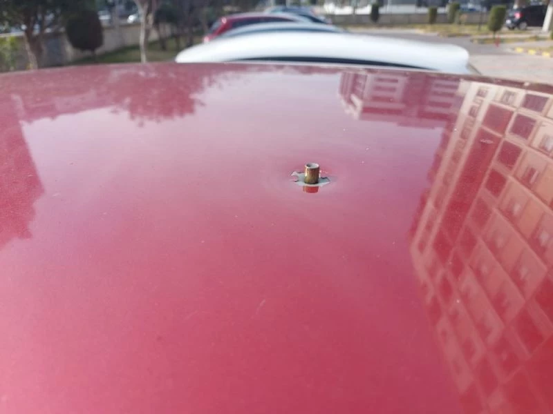 Arabanın tavanına mermi saplandı
