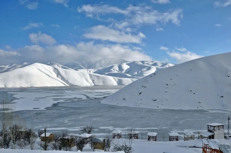 Yüksekova Dilimli Barajı tamamen dondu
