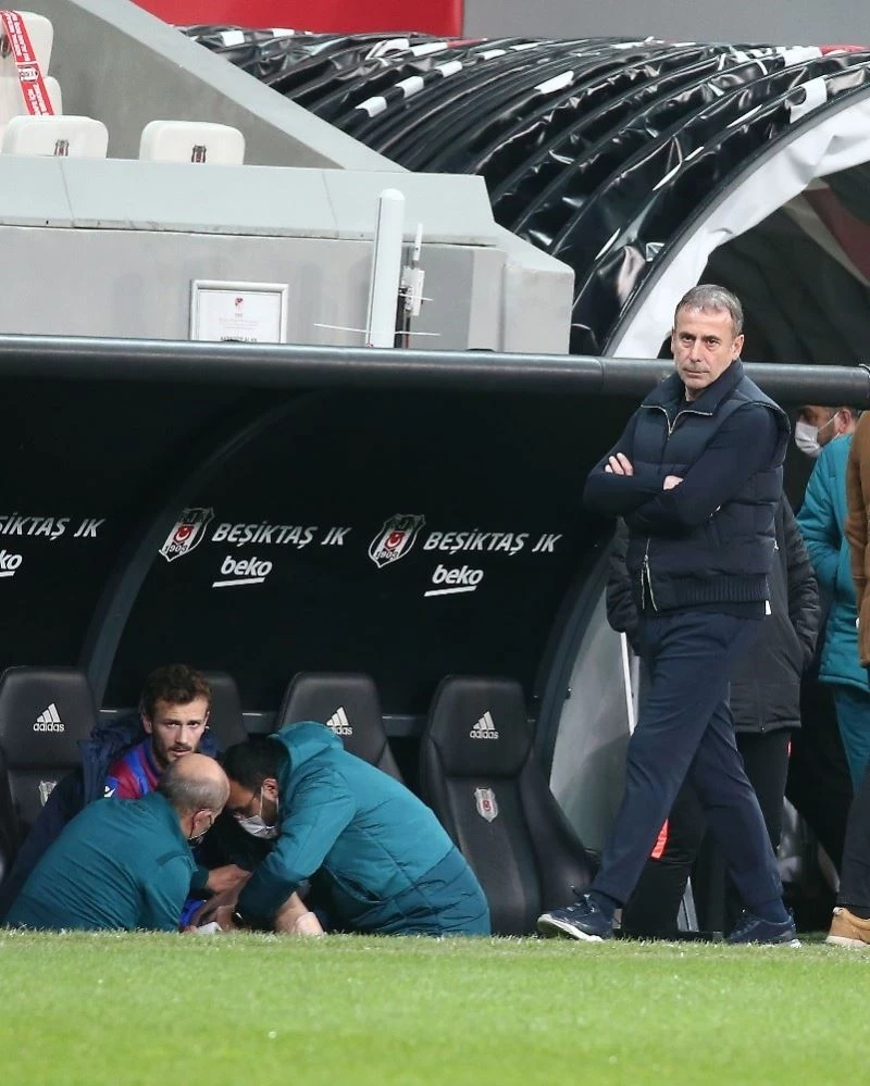 Abdulkadir Parmak gözyaşlarıyla sahayı terk etti
