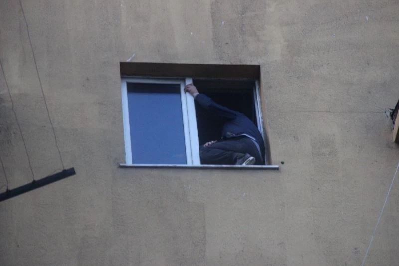 Hastane penceresinde intihara kalkışan şahsı polis ikna etti
