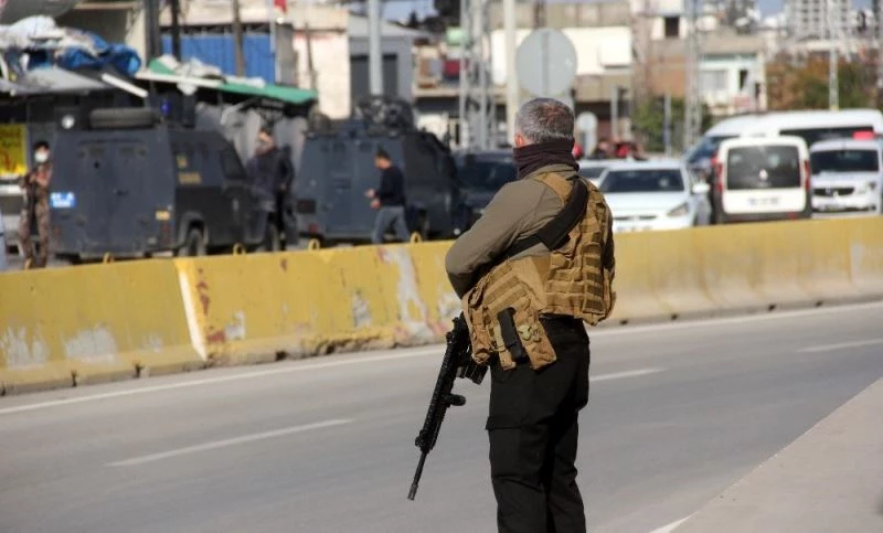 Kalaşnikoflu, çelik yelekli şahıslara film gibi takip
