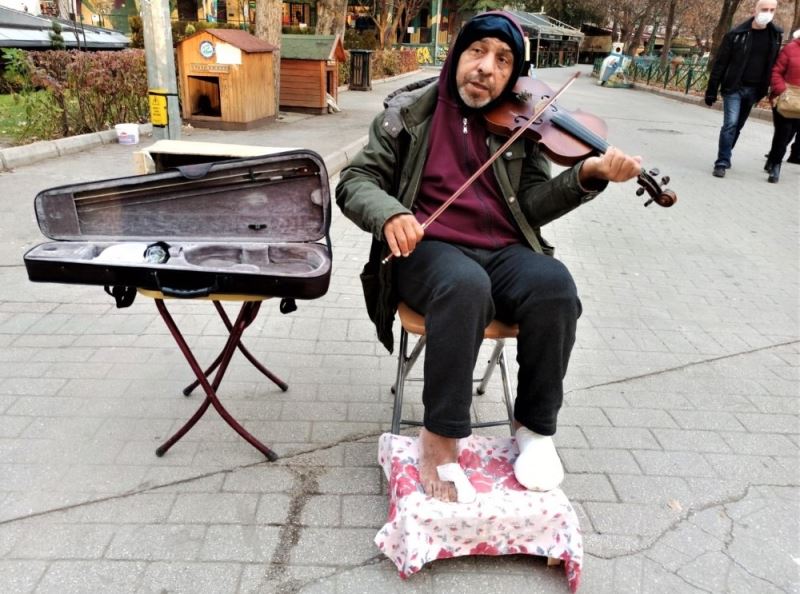 Çıplak ayaklı sokak müzisyeni
