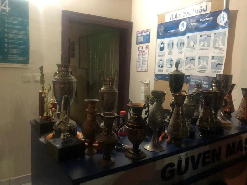 Tarihi okulun müzesindeki kupaları çaldılar
