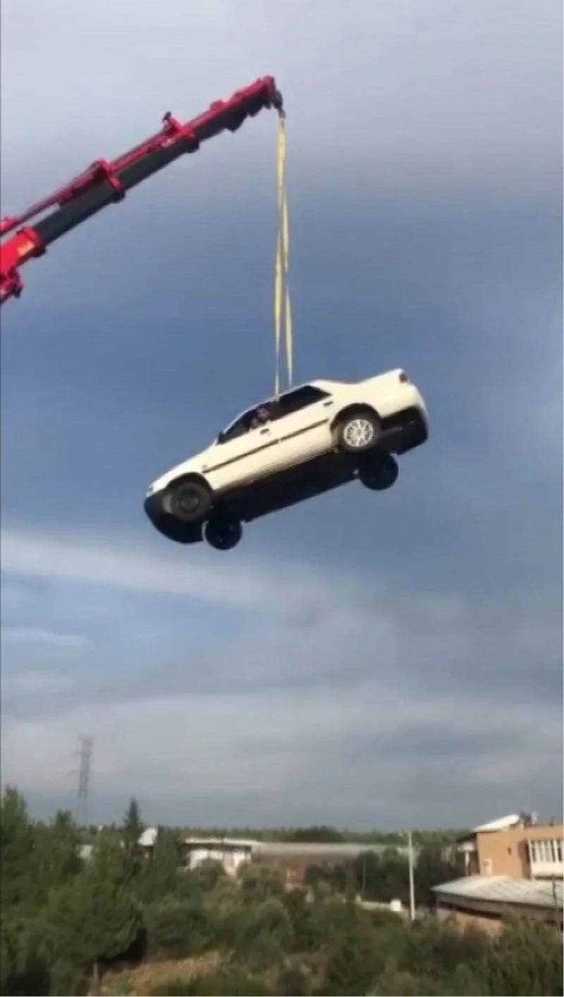 Antalya’da vinçle 30 metreye çıkartılan otomobilde tehlikeli eğlence
