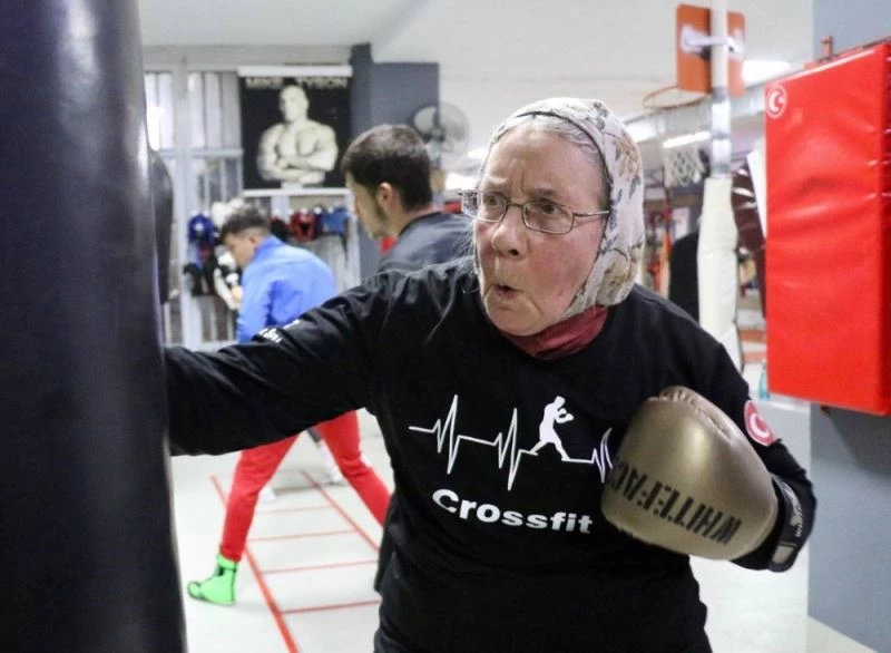 (Özel haber) Antalya’nın Süper ninesi tüm boksörlere meydan okuyor
