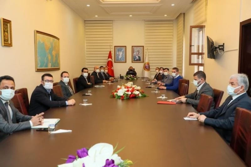 Vali ‘aşı propagandasına’ karşı uyardı
