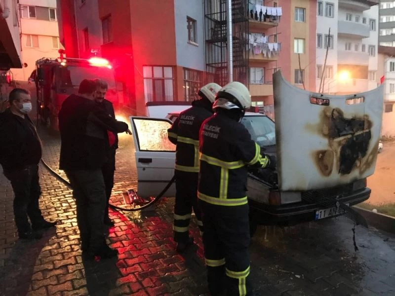 Sürücü kontağı çevirdiği an araç alev alev yandı
