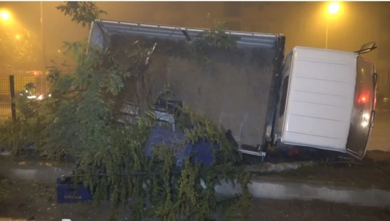 Egzozu kırılan kamyonet sürücüye kaza yaptırdı
