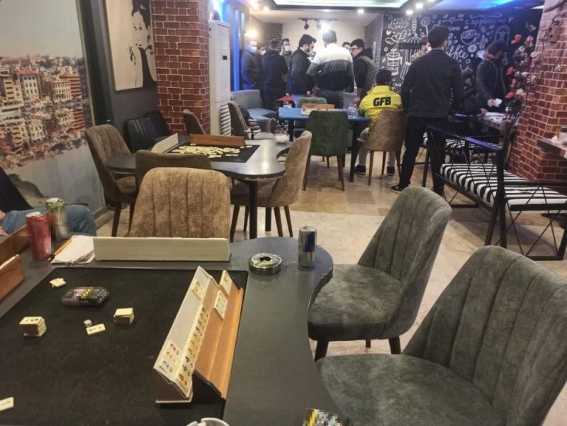 Sultangazi’de ruhsatsız kafede iskambil oyunu oynayan 16 kişiye 50 bin lira ceza
