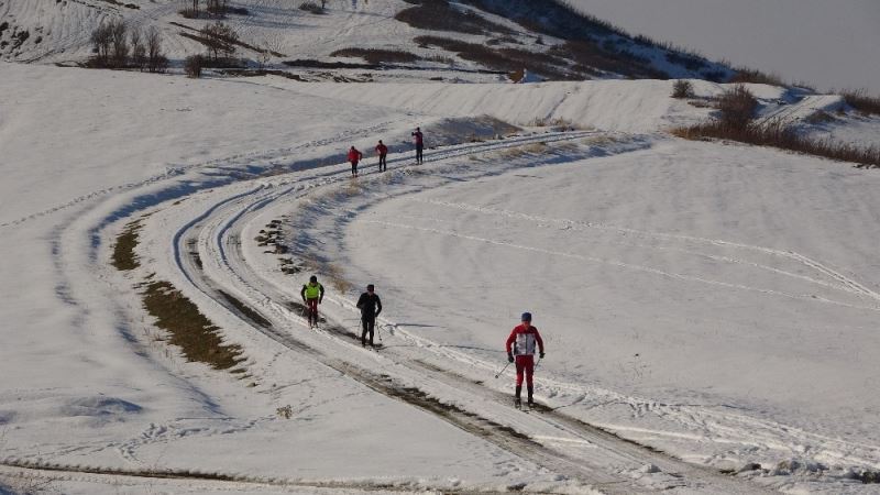 (Özel haber) Kar bulamayan kayakçılar yarışlara yüksek kesimlerde hazırlanıyor
