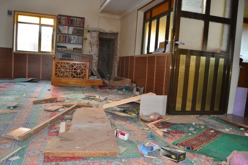 Manisa’da caminin minaresine yıldırım düştü
