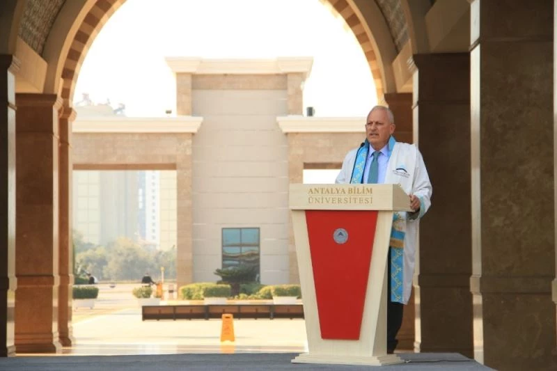 Öğrencilerden yeniden ataması yapılan Rektöre destek
