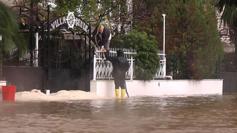 Yollar suyla doldu, evine demir parmaklıklardan atlayarak girdi
