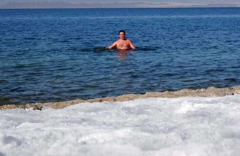 Acil tıp doktoru dondurucu havada Van Gölü’nde yüzüyor
