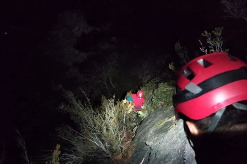 Fethiye’de çıktığı kayalıkta mahsur kalan turisti JAK ve AKUT kurtardı
