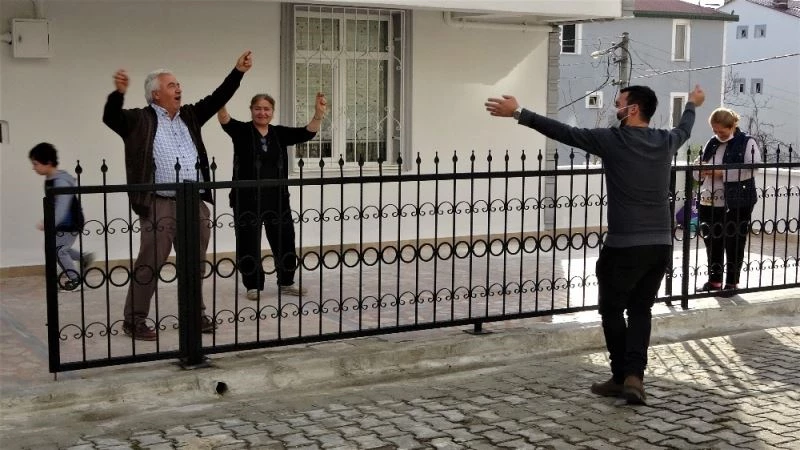 Bu simitçi, mahalleyi coşturuyor
