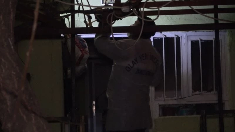 Bu evdeki eşyalar kendiliğinden tutuşuyor: Kendiliğinden yanan evin sırrını çözmeye çalışıyorlar
