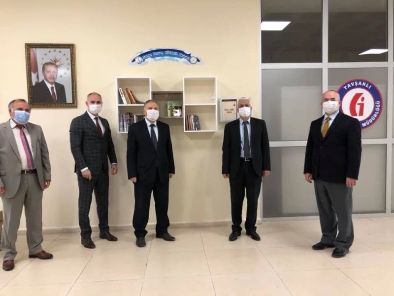 Tavşanlı’da kamu kurumlarına mini kütüphaneler kuruldu
