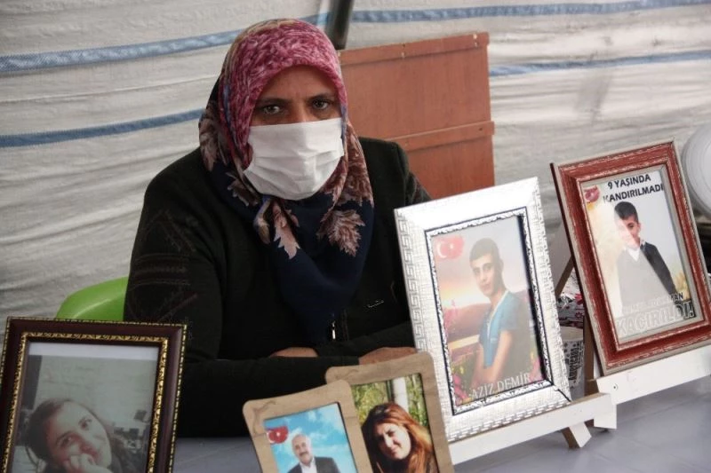 HDP önündeki aileler, evlatlarından gelecek mutlu haberi bekliyor
