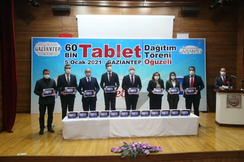 Büyükşehir tabletleri öğrencilerle buluşuyor

