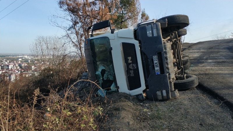 Samsun’da taş yüklü kamyon uçurumun kenarına devrildi: 1 yaralı
