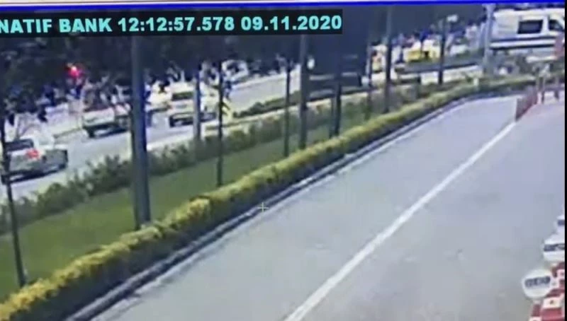 (Özel) Hastaya yetişmeye çalışırken kaza yapan ambulans kameralara yansıdı
