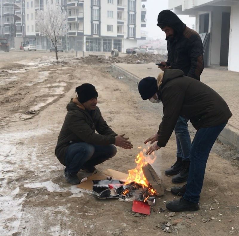 Soğuk havada ekmek mücadelesi veren işçiler ateş yakarak ısınıyor

