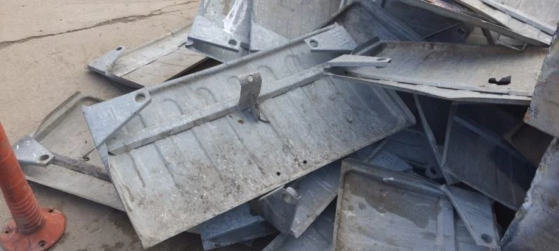 345 konteynerin kapaklarını, 78’nin de tamamını çaldılar
