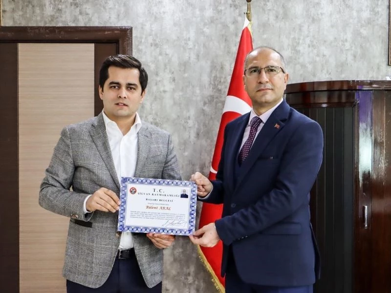 Silvan Kaymakamı Çelik’ten İlçe Emniyet Müdürü Aral’a başarı belgesi
