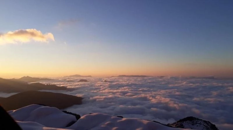 Sis bulutu ve kar Hanke Dağlarını kapladı, ortaya görsel şölen çıktı
