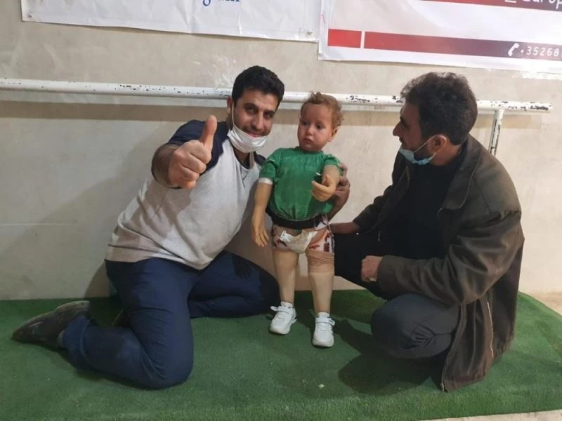 Savaşın çocuklarına protez takarak hayata bağlanıyor
