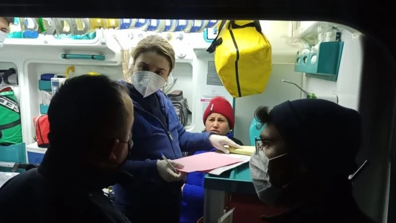 Komşuların dikkati, itfaiye ve polisin çabası anne-oğlu ölümden kurtardı
