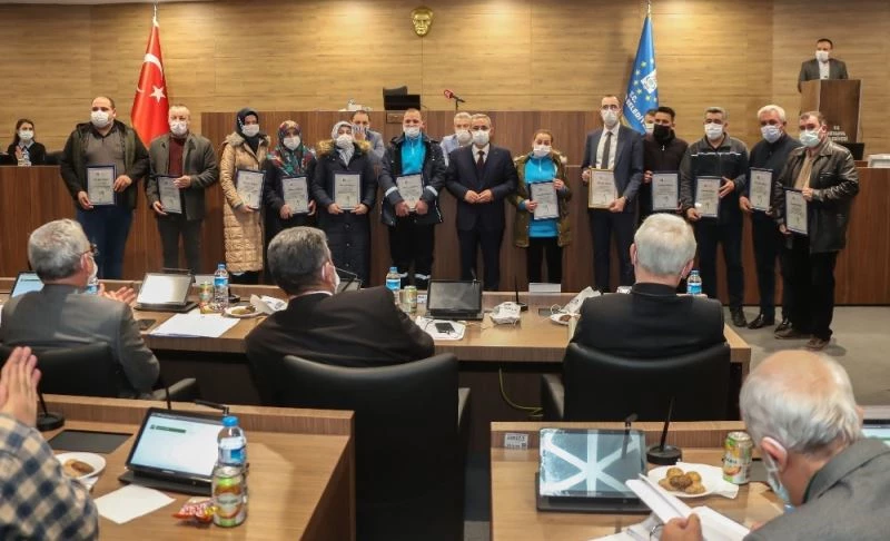 Teşekkür plaketi ile ödüllendirildiler
