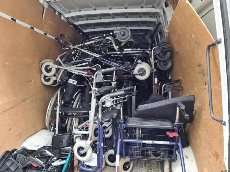 Tekerlekli sandalye ve yürüteç bağışı
