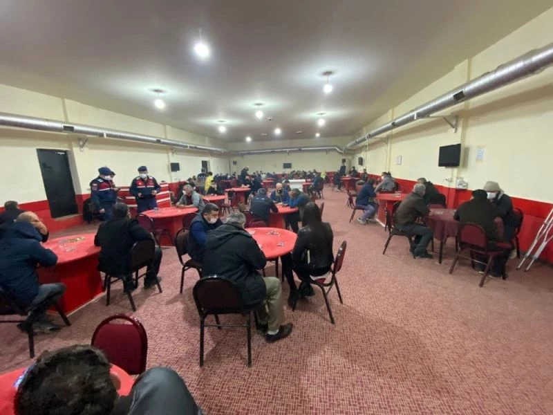 İzmir’de suçüstü kumar baskını: 75 kişiye 635 bin 850 TL para cezası
