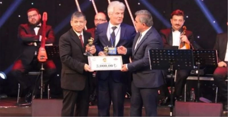 Şair doktordan sağlık çalışanlarına şarkılı teşekkür
