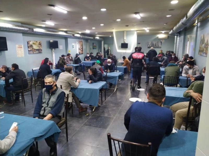 Eskişehir’de tedbirleri ihlal edip kumar oynayan 65 kişiye 291 bin 590 lira ceza
