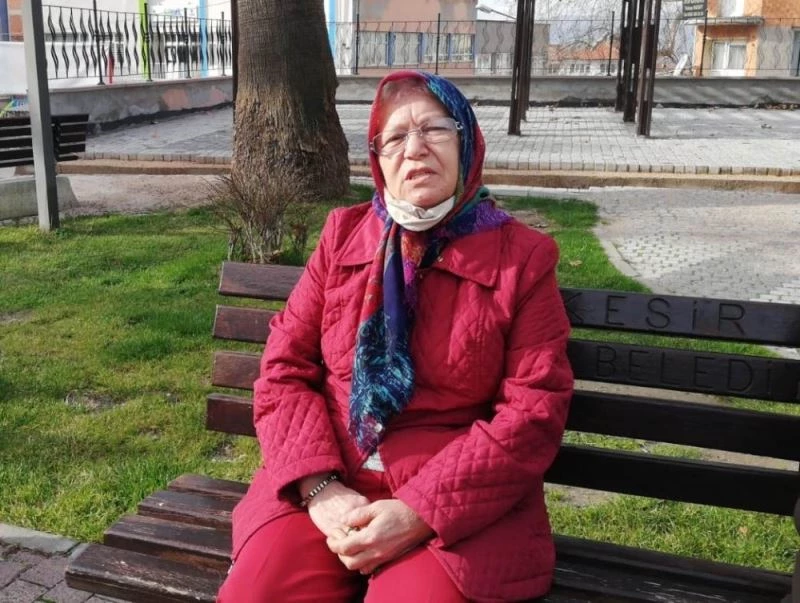 Telefon dolandırıcıları kendilerine inandırmak için bayrağın üzerine yemin etti
