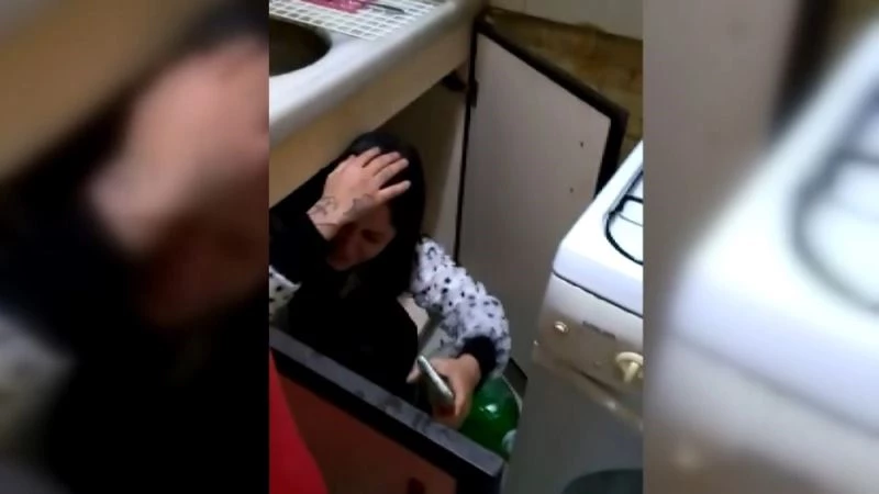 Polisi görünce tezgâhın altına saklandı
